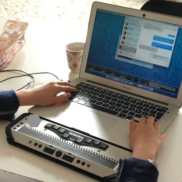 Baum Braillezeile an einem MacBook Air