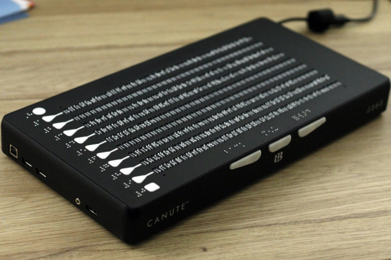 Canute, der weltweit erste erschwingliche mehrzeilige Braille-E-Reader mit 360 Zellen.
